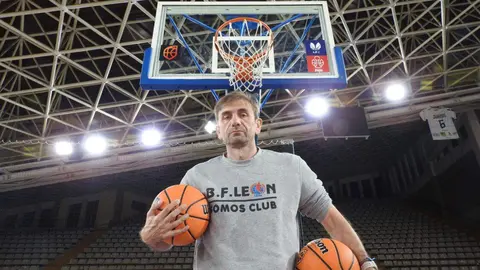 Rafa González, entrenador del Mipelletymas BF León, durante la sesión de trabajo de este martes realizada en el Palacio de los Deportes de León 'Urbano Martínez'.