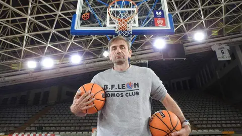 Rafa González, entrenador del Mipelletymas BF León, durante la sesión de trabajo de este martes realizada en el Palacio de los Deportes de León 'Urbano Martínez'.