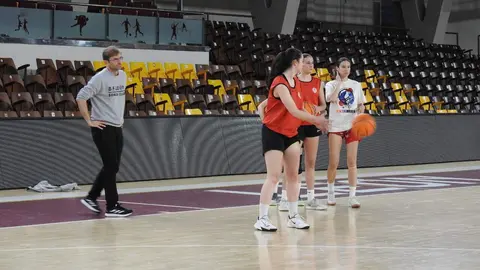 Rafa González, entrenador del Mipelletymas BF León, durante la sesión de trabajo de este martes realizada en el Palacio de los Deportes de León 'Urbano Martínez'.