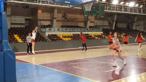 Rafa González, entrenador del Mipelletymas BF León, durante la sesión de trabajo de este martes realizada en el Palacio de los Deportes de León 'Urbano Martínez'.
