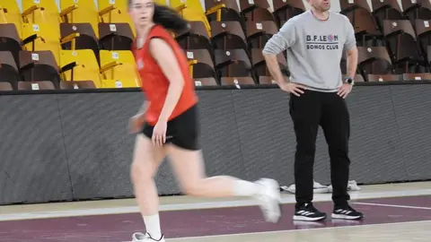 Rafa González, entrenador del Mipelletymas BF León, durante la sesión de trabajo de este martes realizada en el Palacio de los Deportes de León 'Urbano Martínez'.