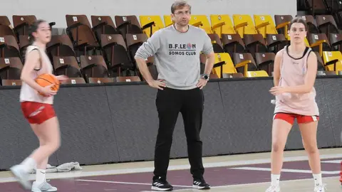 Rafa González, entrenador del Mipelletymas BF León, durante la sesión de trabajo de este martes realizada en el Palacio de los Deportes de León 'Urbano Martínez'.