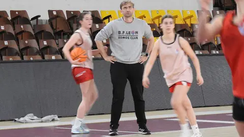 Rafa González, entrenador del Mipelletymas BF León, durante la sesión de trabajo de este martes realizada en el Palacio de los Deportes de León 'Urbano Martínez'.