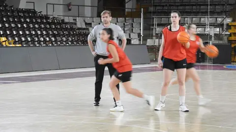 Rafa González, entrenador del Mipelletymas BF León, durante la sesión de trabajo de este martes realizada en el Palacio de los Deportes de León 'Urbano Martínez'.