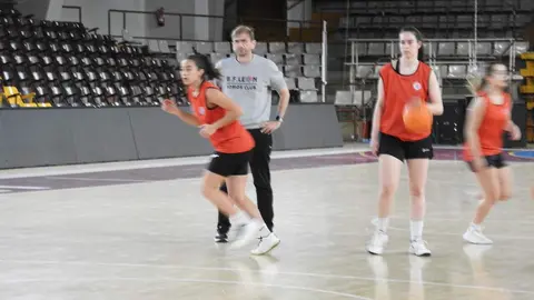 Rafa González, entrenador del Mipelletymas BF León, durante la sesión de trabajo de este martes realizada en el Palacio de los Deportes de León 'Urbano Martínez'.