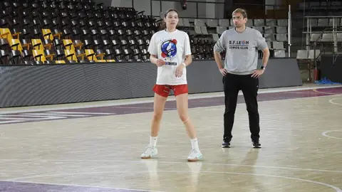 Rafa González, entrenador del Mipelletymas BF León, durante la sesión de trabajo de este martes realizada en el Palacio de los Deportes de León 'Urbano Martínez'.