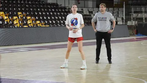 Rafa González, entrenador del Mipelletymas BF León, durante la sesión de trabajo de este martes realizada en el Palacio de los Deportes de León 'Urbano Martínez'.