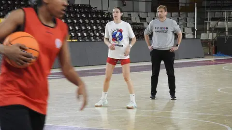 Rafa González, entrenador del Mipelletymas BF León, durante la sesión de trabajo de este martes realizada en el Palacio de los Deportes de León 'Urbano Martínez'.