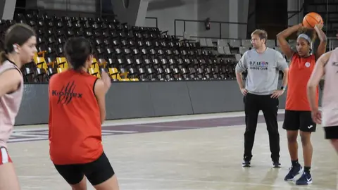 Rafa González, entrenador del Mipelletymas BF León, durante la sesión de trabajo de este martes realizada en el Palacio de los Deportes de León 'Urbano Martínez'.