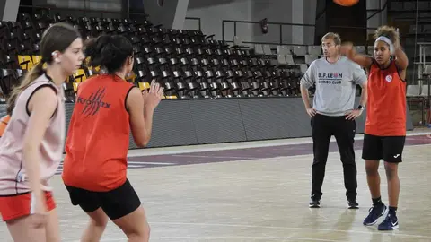 Rafa González, entrenador del Mipelletymas BF León, durante la sesión de trabajo de este martes realizada en el Palacio de los Deportes de León 'Urbano Martínez'.