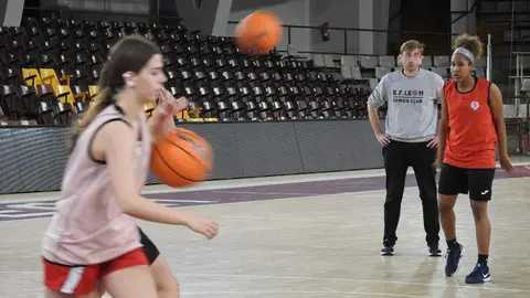 Rafa González, entrenador del Mipelletymas BF León, durante la sesión de trabajo de este martes realizada en el Palacio de los Deportes de León 'Urbano Martínez'.