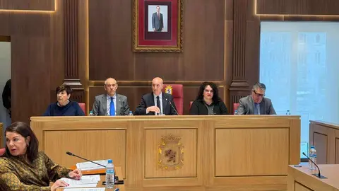 El pleno municipal del Ayuntamiento de León ha regresado este viernes a San Marcelo. Nueva imagen y nuevo diseño institucional de estreno en el pleno extraordinario. Fotos: AytoLeón