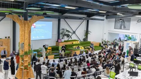 El proyecto FP STEAM Mujer reúne en Valladolid a estudiantes y profesionales para acercar la Formación Profesional a las oportunidades del ámbito científico-tecnológico y fomentar el talento joven, especialmente femenino, en sectores con gran proyección.