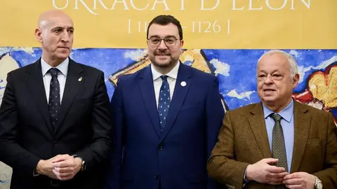 El alcalde de León, José Antonio Diez, preside la inauguración oficial de la exposición ‘Reina Ella. Urraca I de León’ con la presencia del presidente del Principado de Asturias, Adrián Barbón, el consejero de Cultura, Turismo y Deporte de la Junta de Castilla y León, Gonzalo Santonja, y el presidente de la Diputación de León, Gerardo Álvarez Courel, entre otras autoridades. Foto: Campillo.