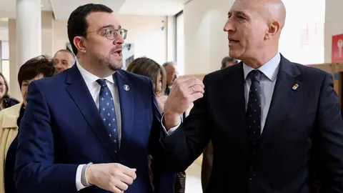 El alcalde de León, José Antonio Diez, preside la inauguración oficial de la exposición ‘Reina Ella. Urraca I de León’ con la presencia del presidente del Principado de Asturias, Adrián Barbón, el consejero de Cultura, Turismo y Deporte de la Junta de Castilla y León, Gonzalo Santonja, y el presidente de la Diputación de León, Gerardo Álvarez Courel, entre otras autoridades. Foto: Campillo.