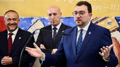 El alcalde de León, José Antonio Diez, preside la inauguración oficial de la exposición ‘Reina Ella. Urraca I de León’ con la presencia del presidente del Principado de Asturias, Adrián Barbón, el consejero de Cultura, Turismo y Deporte de la Junta de Castilla y León, Gonzalo Santonja, y el presidente de la Diputación de León, Gerardo Álvarez Courel, entre otras autoridades. Foto: Campillo.