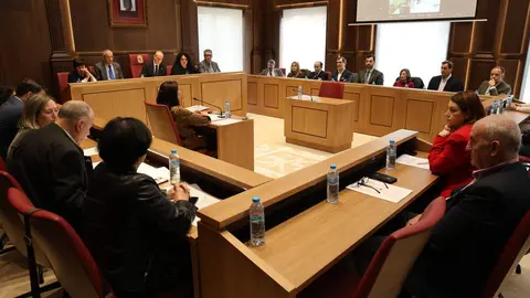 El Ayuntamiento de León estrena nuevo salón de plenos tras su reforma. Foto: Campillo.