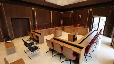 El Ayuntamiento de León estrena nuevo salón de plenos tras su reforma. Foto: Campillo.