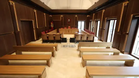 El Ayuntamiento de León estrena nuevo salón de plenos tras su reforma. Foto: Campillo.