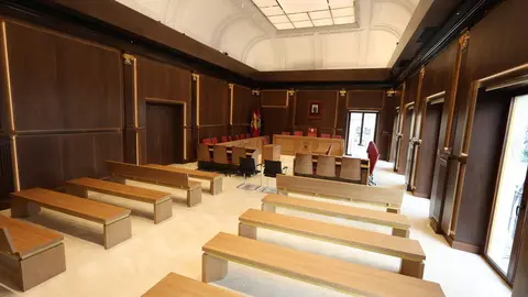 El Ayuntamiento de León estrena nuevo salón de plenos tras su reforma. Foto: Campillo.