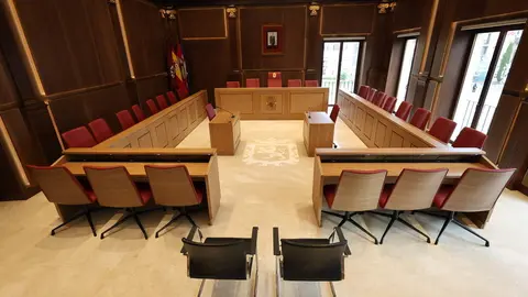 El Ayuntamiento de León estrena nuevo salón de plenos tras su reforma. Foto: Campillo.