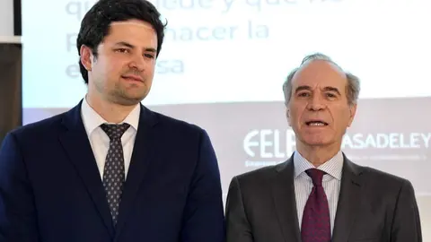 El presidente de la Federación Leonesa de Empresarios, Juan María Vallejo, y el socio codirector de Casadeley, Diego San Martín, atienden a los medios antes del inicio de la jornada 'Absentismo 2026: qué puede y qué no puede hacer la empresa'. Foto: Campillo.