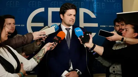 El presidente de la Federación Leonesa de Empresarios, Juan María Vallejo, y el socio codirector de Casadeley, Diego San Martín, atienden a los medios antes del inicio de la jornada 'Absentismo 2026: qué puede y qué no puede hacer la empresa'. Foto: Campillo.