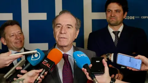 El presidente de la Federación Leonesa de Empresarios, Juan María Vallejo, y el socio codirector de Casadeley, Diego San Martín, atienden a los medios antes del inicio de la jornada 'Absentismo 2026: qué puede y qué no puede hacer la empresa'. Foto: Campillo.