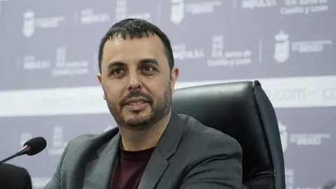 El director general de la Agenda 2030 del Ministerio de Derechos Sociales, Consumo y Agenda 2030, David Perejil (2I), junto al presidente del Consejo Comarcal del Bierzo, Olegario Ramón (2D), el subdelegado del Gobierno en León, Héctor Aláiz (D), y la consejera de Formación, Empleo y Agenda 2030 del Consejo Comarcal, Laura Fernández, durante la presentación del proyecto 'Territorio Azul'. Foto: César Sánchez