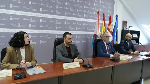 El director general de la Agenda 2030 del Ministerio de Derechos Sociales, Consumo y Agenda 2030, David Perejil (2I), junto al presidente del Consejo Comarcal del Bierzo, Olegario Ramón (2D), el subdelegado del Gobierno en León, Héctor Aláiz (D), y la consejera de Formación, Empleo y Agenda 2030 del Consejo Comarcal, Laura Fernández, durante la presentación del proyecto 'Territorio Azul'. Foto: César Sánchez