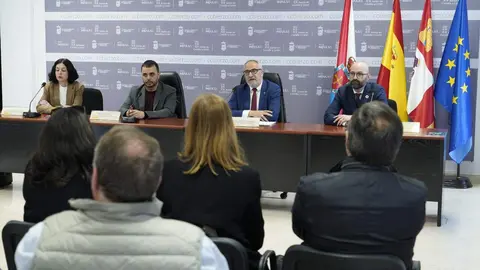 El director general de la Agenda 2030 del Ministerio de Derechos Sociales, Consumo y Agenda 2030, David Perejil (2I), junto al presidente del Consejo Comarcal del Bierzo, Olegario Ramón (2D), el subdelegado del Gobierno en León, Héctor Aláiz (D), y la consejera de Formación, Empleo y Agenda 2030 del Consejo Comarcal, Laura Fernández, durante la presentación del proyecto 'Territorio Azul'. Foto: César Sánchez
