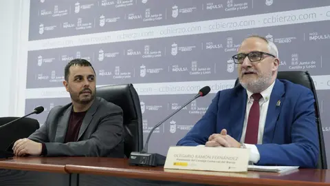 El director general de la Agenda 2030 del Ministerio de Derechos Sociales, Consumo y Agenda 2030, David Perejil (2I), junto al presidente del Consejo Comarcal del Bierzo, Olegario Ramón (2D), el subdelegado del Gobierno en León, Héctor Aláiz (D), y la consejera de Formación, Empleo y Agenda 2030 del Consejo Comarcal, Laura Fernández, durante la presentación del proyecto 'Territorio Azul'. Foto: César Sánchez