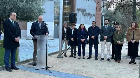 La ciudad de León cuenta desde este viernes con un nuevo enclave dedicado a su tradición cofrade. El Ayuntamiento ha inaugurado la plaza de la Cofradía del Santo Sepulcro - Esperanza de la Vida, situada en la calle Santos Olivera, frente a la parroquia de San Froilán. Fotos: AytoLeón / PP AytoLeon