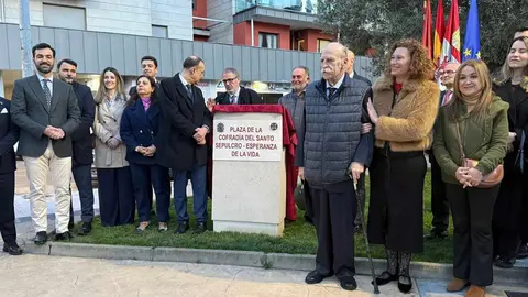 La ciudad de León cuenta desde este viernes con un nuevo enclave dedicado a su tradición cofrade. El Ayuntamiento ha inaugurado la plaza de la Cofradía del Santo Sepulcro - Esperanza de la Vida, situada en la calle Santos Olivera, frente a la parroquia de San Froilán. Fotos: AytoLeón / PP AytoLeon