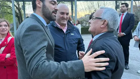 La ciudad de León cuenta desde este viernes con un nuevo enclave dedicado a su tradición cofrade. El Ayuntamiento ha inaugurado la plaza de la Cofradía del Santo Sepulcro - Esperanza de la Vida, situada en la calle Santos Olivera, frente a la parroquia de San Froilán. Fotos: AytoLeón / PP AytoLeon