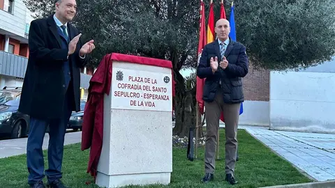 La ciudad de León cuenta desde este viernes con un nuevo enclave dedicado a su tradición cofrade. El Ayuntamiento ha inaugurado la plaza de la Cofradía del Santo Sepulcro - Esperanza de la Vida, situada en la calle Santos Olivera, frente a la parroquia de San Froilán. Fotos: AytoLeón / PP AytoLeon