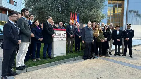 La ciudad de León cuenta desde este viernes con un nuevo enclave dedicado a su tradición cofrade. El Ayuntamiento ha inaugurado la plaza de la Cofradía del Santo Sepulcro - Esperanza de la Vida, situada en la calle Santos Olivera, frente a la parroquia de San Froilán. Fotos: AytoLeón / PP AytoLeon