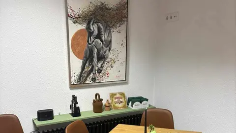 Las hermanas Olga y Sara Macho Vargas impulsan el bar 'Donde las guajas' en Puente Almuhey que mezcla tradición, creatividad y dinamización rural.