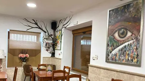 Las hermanas Olga y Sara Macho Vargas impulsan el bar 'Donde las guajas' en Puente Almuhey que mezcla tradición, creatividad y dinamización rural.