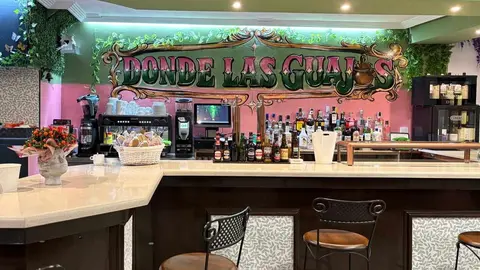 Las hermanas Olga y Sara Macho Vargas impulsan el bar 'Donde las guajas' en Puente Almuhey que mezcla tradición, creatividad y dinamización rural.