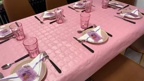 Las hermanas Olga y Sara Macho Vargas impulsan el bar 'Donde las guajas' en Puente Almuhey que mezcla tradición, creatividad y dinamización rural.