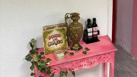 Las hermanas Olga y Sara Macho Vargas impulsan el bar 'Donde las guajas' en Puente Almuhey que mezcla tradición, creatividad y dinamización rural.