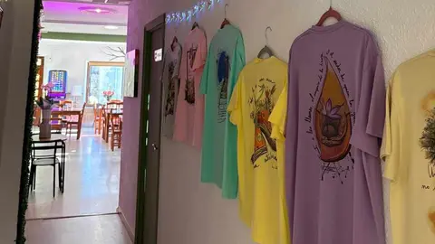 Las hermanas Olga y Sara Macho Vargas impulsan el bar 'Donde las guajas' en Puente Almuhey que mezcla tradición, creatividad y dinamización rural.