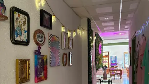 Las hermanas Olga y Sara Macho Vargas impulsan el bar 'Donde las guajas' en Puente Almuhey que mezcla tradición, creatividad y dinamización rural.