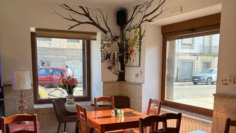 Las hermanas Olga y Sara Macho Vargas impulsan el bar 'Donde las guajas' en Puente Almuhey que mezcla tradición, creatividad y dinamización rural.