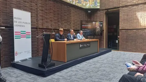 El presidente de la Diputación de León, Gerardo Álvarez Courel, inaugura la exposición ‘Sincretismo emocional II’ e informa sobre nuevas acciones del Museo de los Pueblos Leoneses. Foto: Jesús Ferrero.