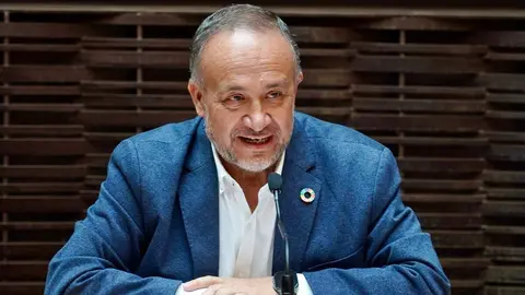 El presidente de la Diputación de León, Gerardo Álvarez Courel, inaugura la exposición ‘Sincretismo emocional II’ e informa sobre nuevas acciones del Museo de los Pueblos Leoneses. Foto: Campillo.