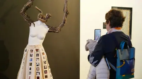 El presidente de la Diputación de León, Gerardo Álvarez Courel, inaugura la exposición ‘Sincretismo emocional II’ e informa sobre nuevas acciones del Museo de los Pueblos Leoneses. Foto: Campillo.