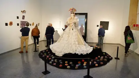 El presidente de la Diputación de León, Gerardo Álvarez Courel, inaugura la exposición ‘Sincretismo emocional II’ e informa sobre nuevas acciones del Museo de los Pueblos Leoneses. Foto: Campillo.