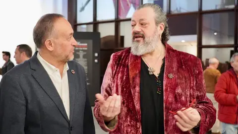 El presidente de la Diputación de León, Gerardo Álvarez Courel, inaugura la exposición ‘Sincretismo emocional II’ e informa sobre nuevas acciones del Museo de los Pueblos Leoneses. Foto: Campillo.